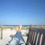 Апартаменты Strandlaeufer 5 Sterne-ferienwohnung Mit Komfort, Wellness & Ostseeblick Вустров